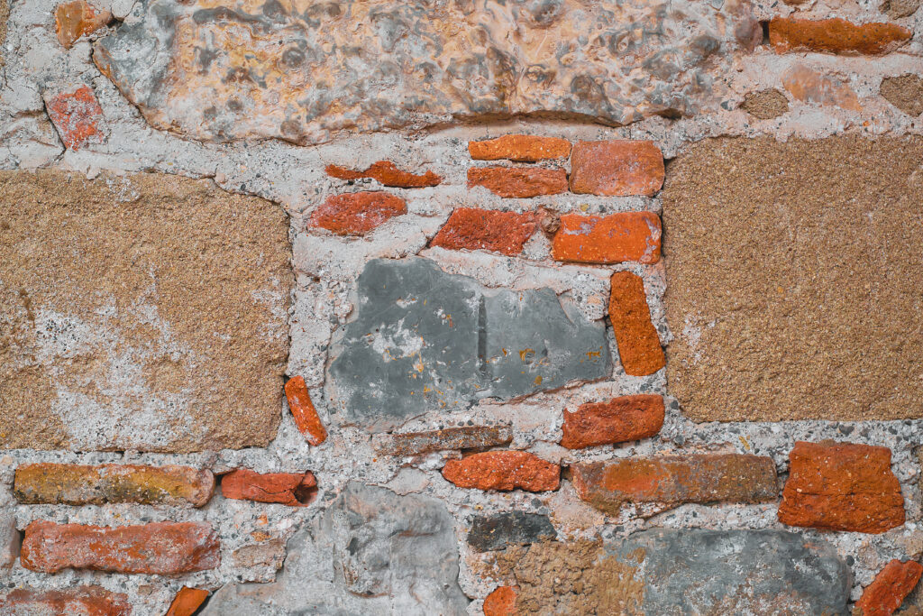 Mur en brique de terre crue compressée pour construction écologique