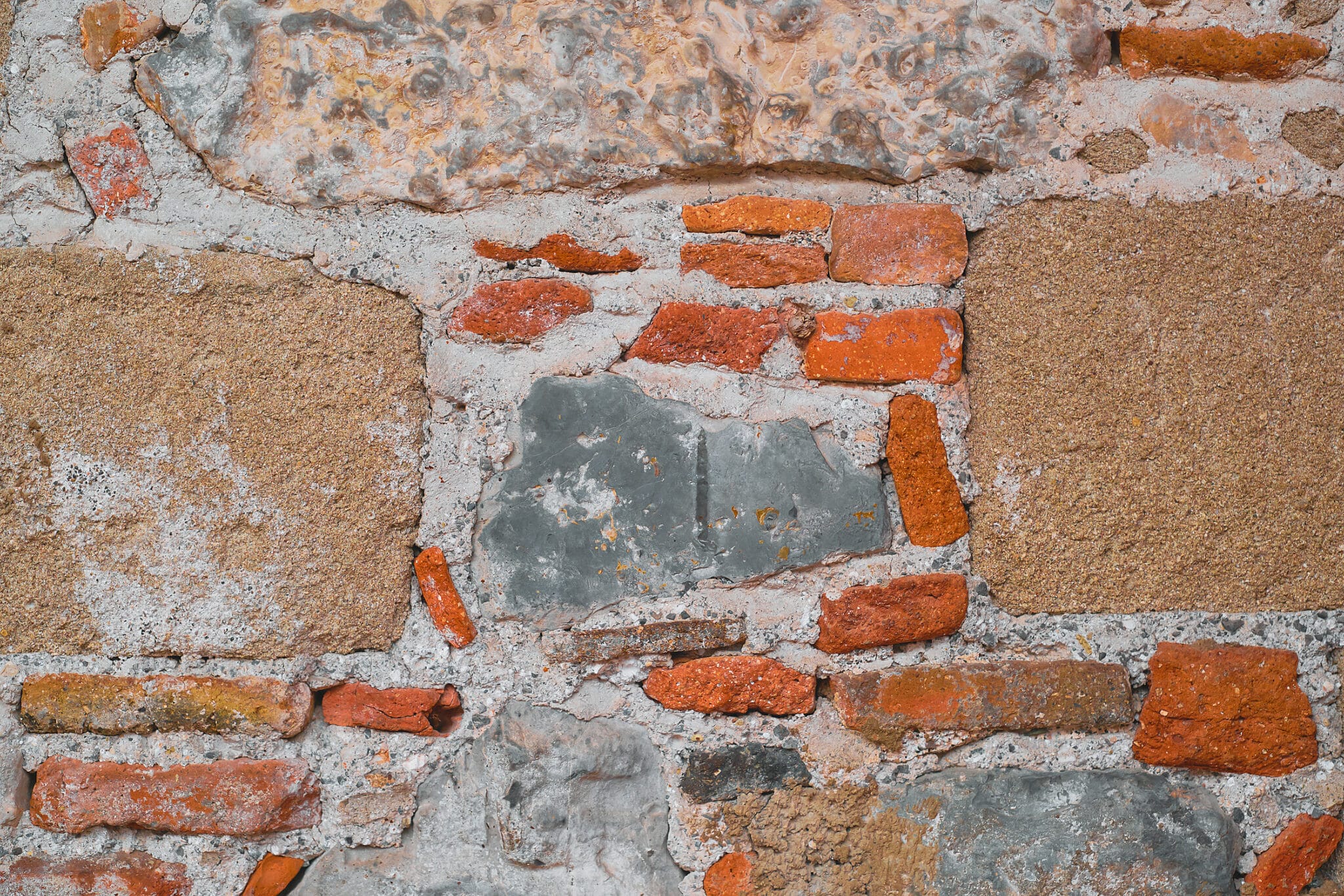 Mur en brique de terre crue compressée pour construction écologique